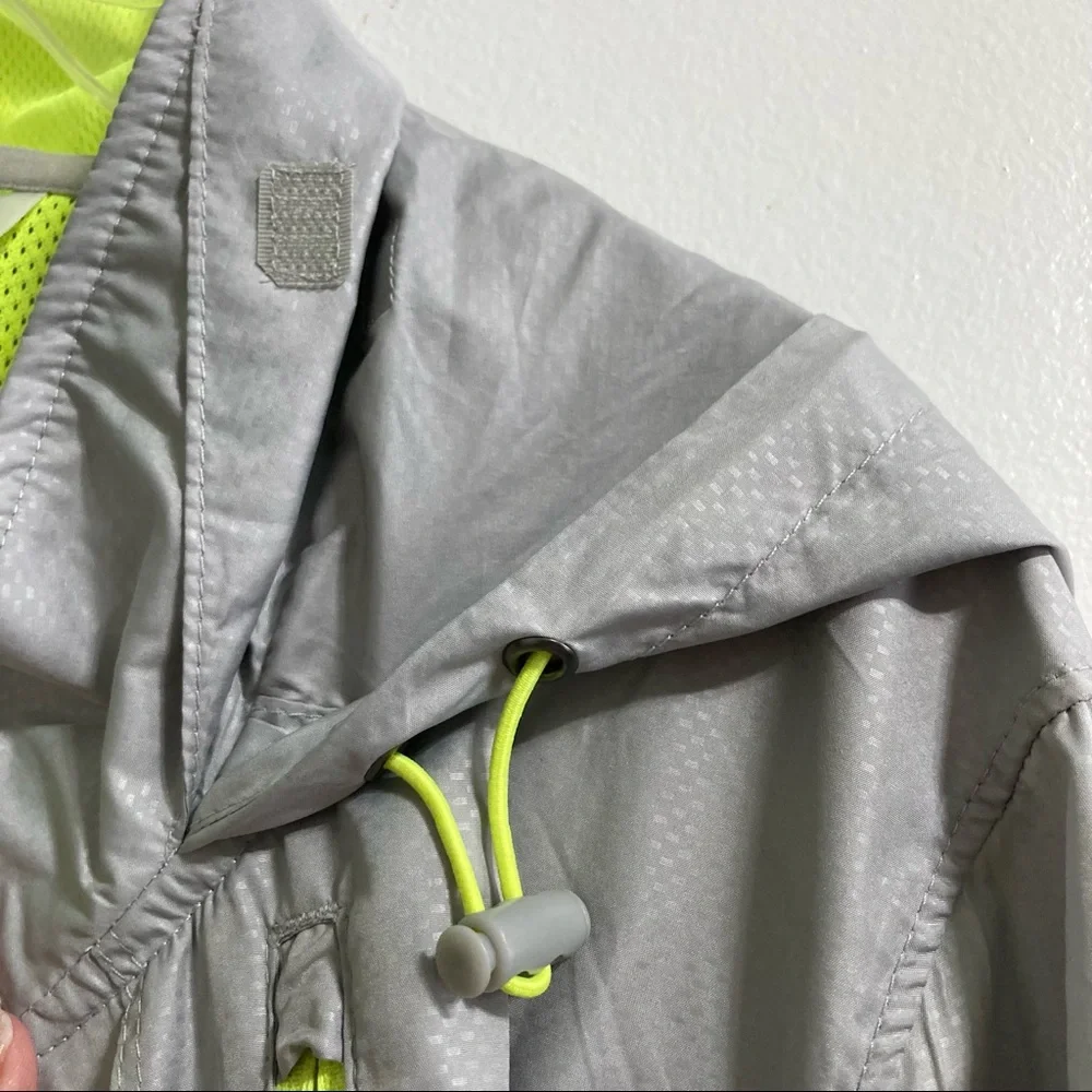 DANSKIN NOW Windbreaker Runner Lightweight Jacket Silver Gray Neon Yellow Medium